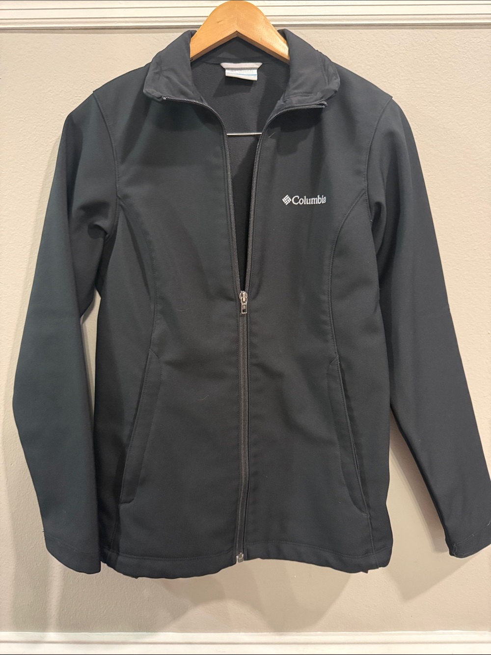 Columbia Black Softshell Jacket with Full Zip